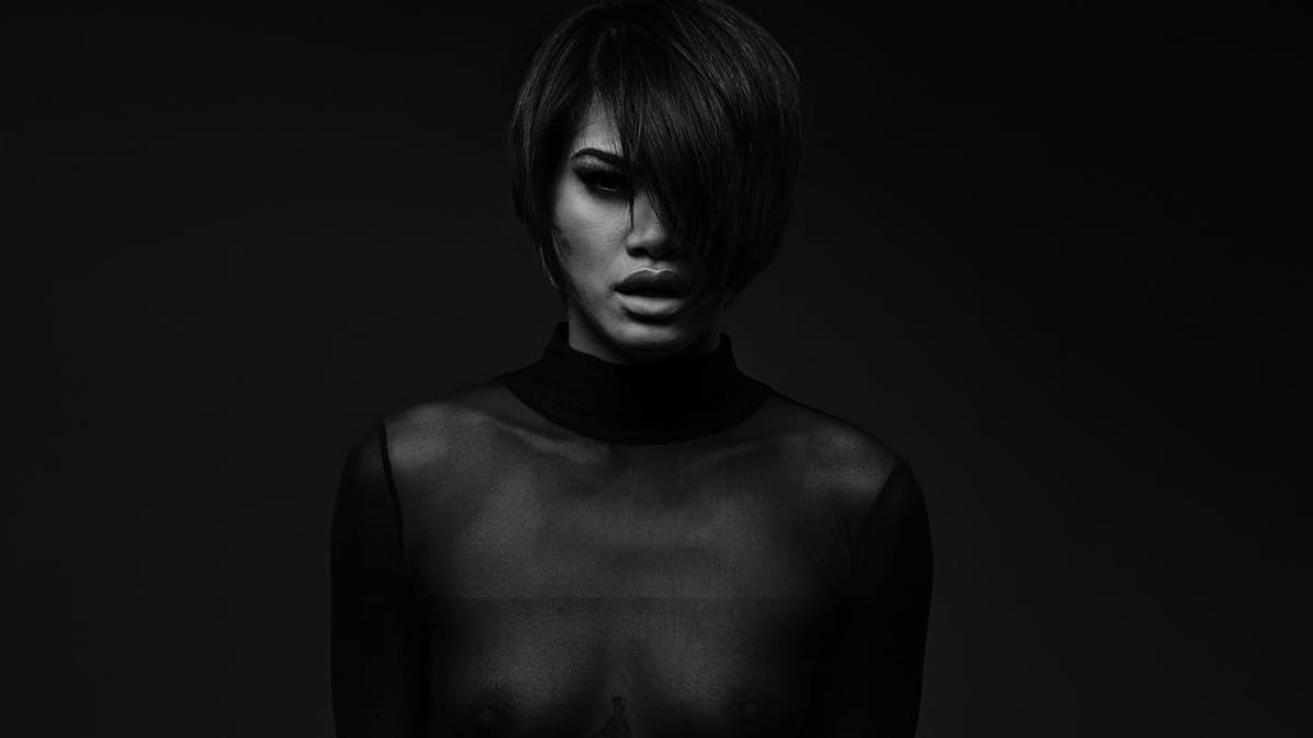 Moody Mia in Mono
